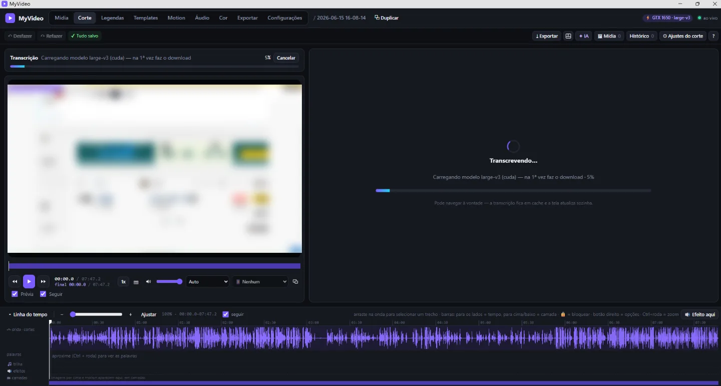 Editor de vídeo MyVideo com a prévia do vídeo, a transcrição e a linha do tempo com a forma de onda do áudio; a prévia está desfocada para proteger dados de cliente
